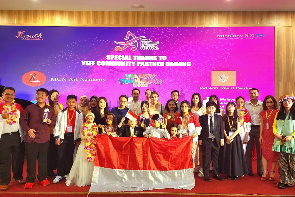 YEFF Da Nang 2024 participant photo group with organizer