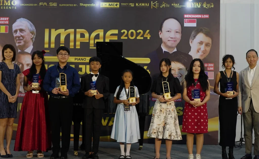 IMPAF Day 2 - Participants take a picture together with IMPAF judges Benjamin Loh and Michelle Yeoh 