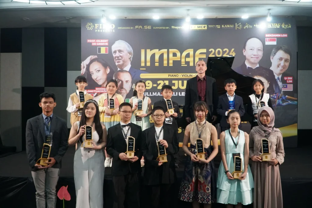 IMPAF Day 2 Legian Room - Alberto Firrincielli take a picture together with participant