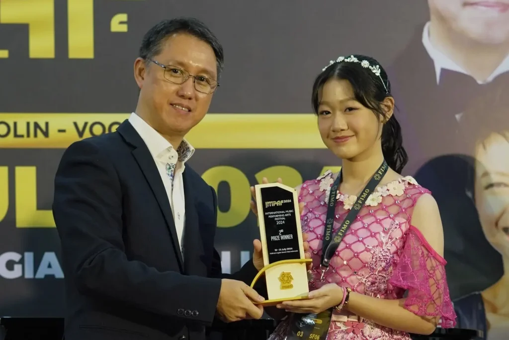 IMPAF Day 2 - U Jin Lim as Judges giving an awards to participant