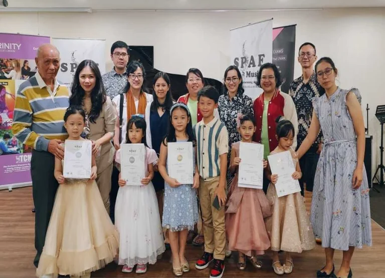 Participant of Singapore Art performing Festival 2023 take photo group with family