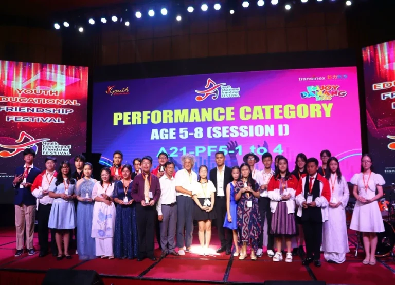 photo group of YEFF Da Nang 2024 participant, YEFF organizer and judges at the stage