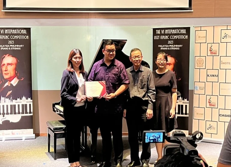 Awards presentation from YEFF Organizer Malacca 2023 to FIMO International Director