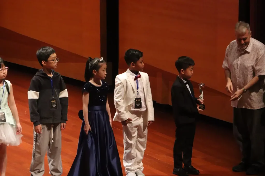 momen peserta menerima piagam dari panitia singapore golden lion awards
