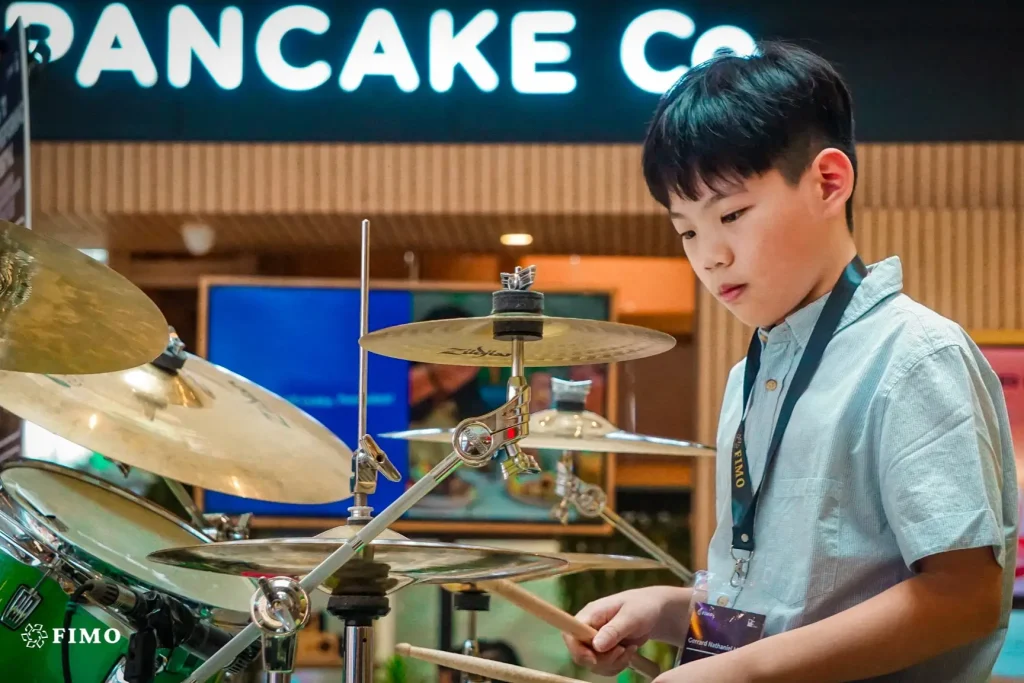 anak laki laki bermain drum  di international drum festival